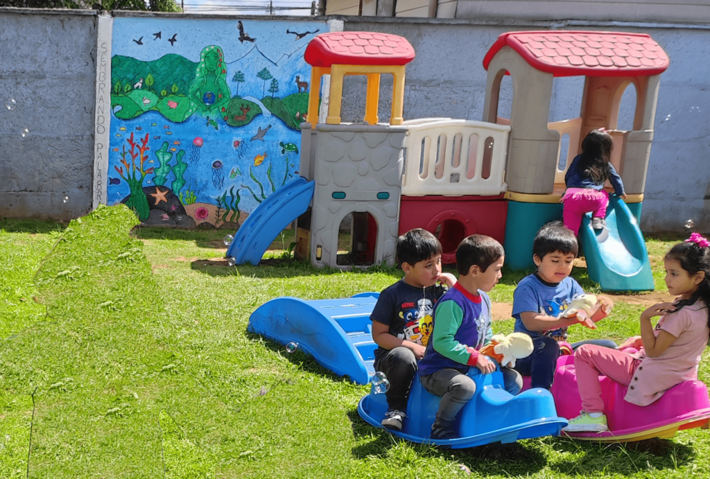 Niños y niñas jugando en el patio de la escuela
